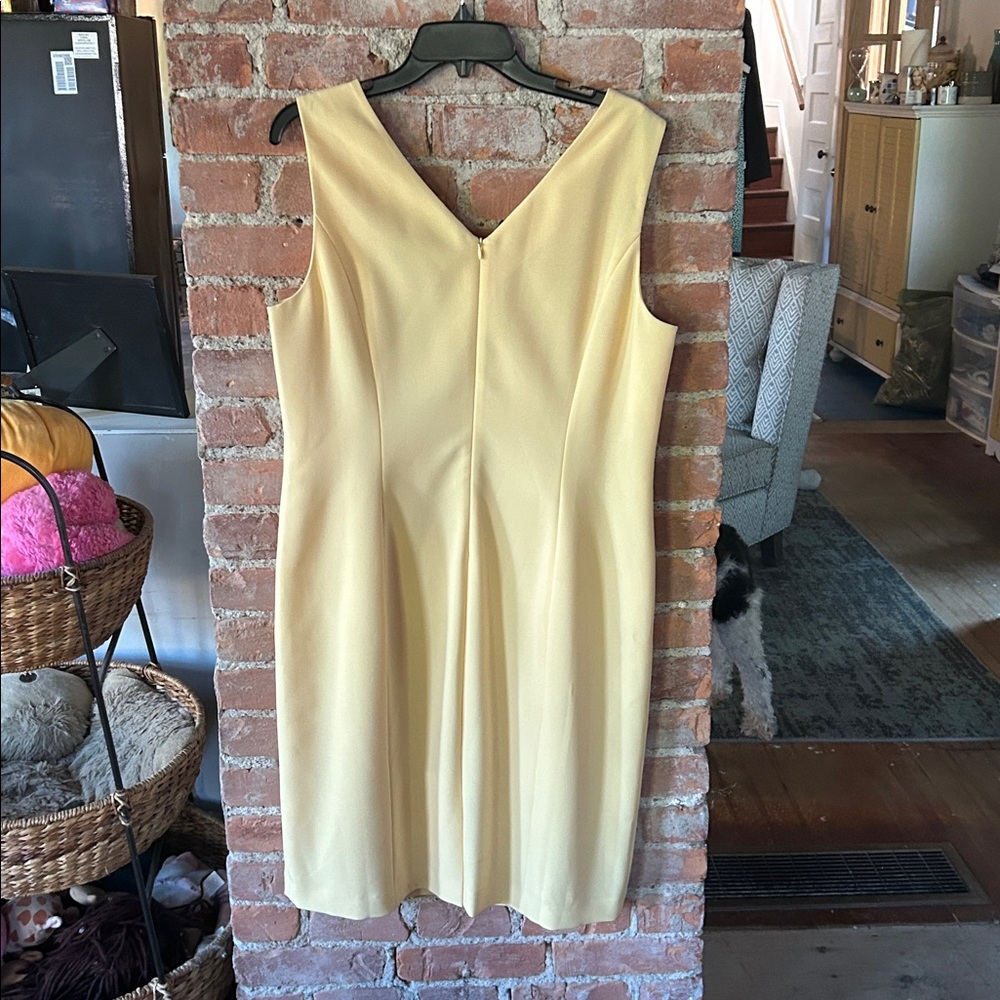 Evan Picone Black Label Yellow V Neck Dress EUC with Flared Bottom and Lining - Picture 4 of 4